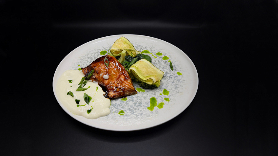 Стейк из красной рыбы со слив.шпинатом