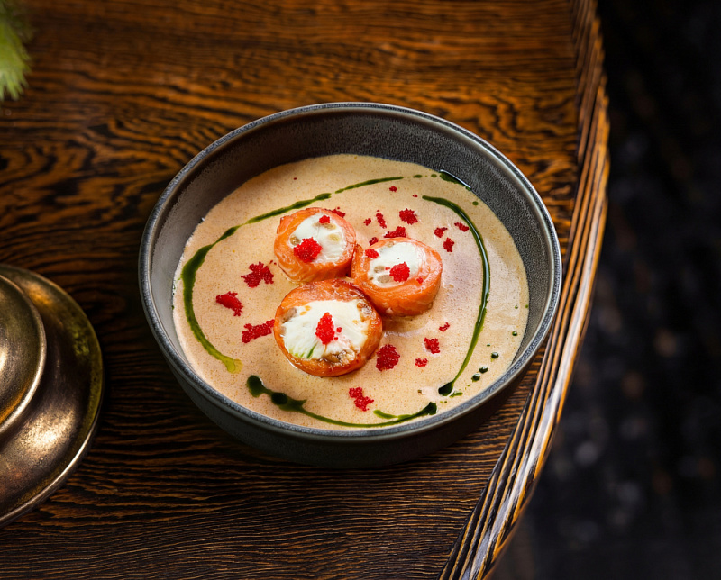 Рулетики из лосося и сливочного сыра