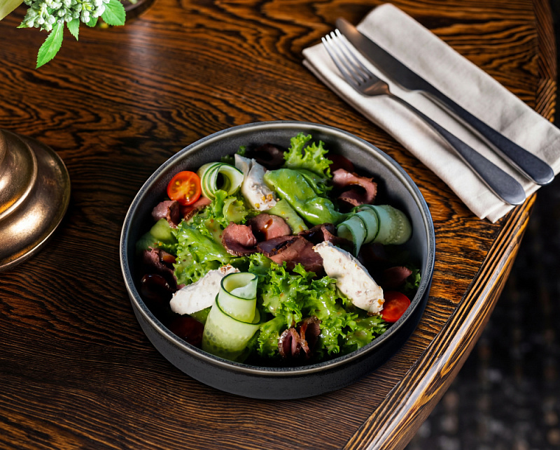 Салат с фермерской говядиной, с томатным тапенадом и с сыром креметта