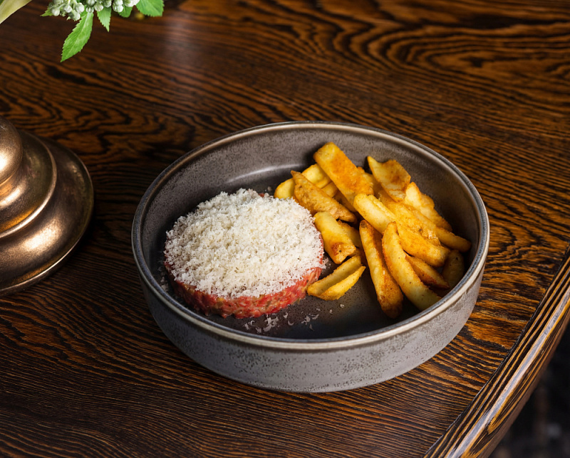 Тартар из говядины с хрустящим фри