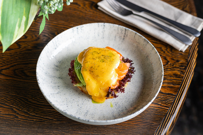 Картофельная вафля с яйцом пашот и лососем