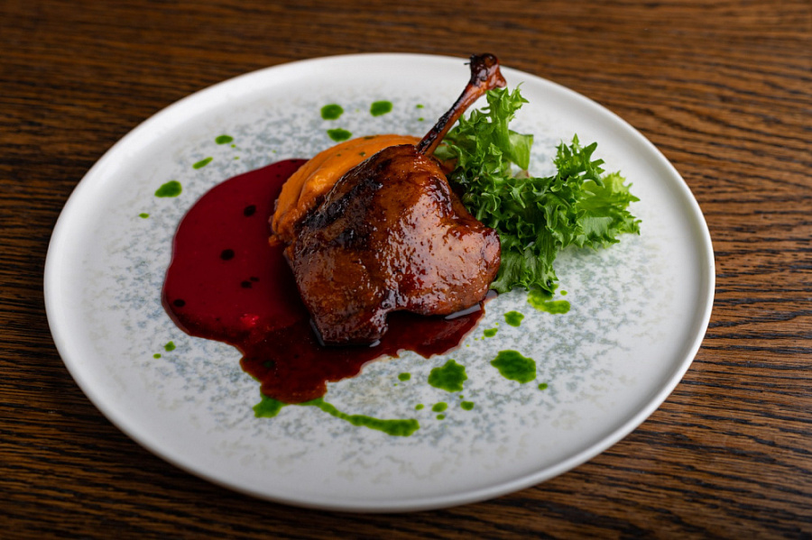 Утиная ножка с бататом и ягоднымс соусом