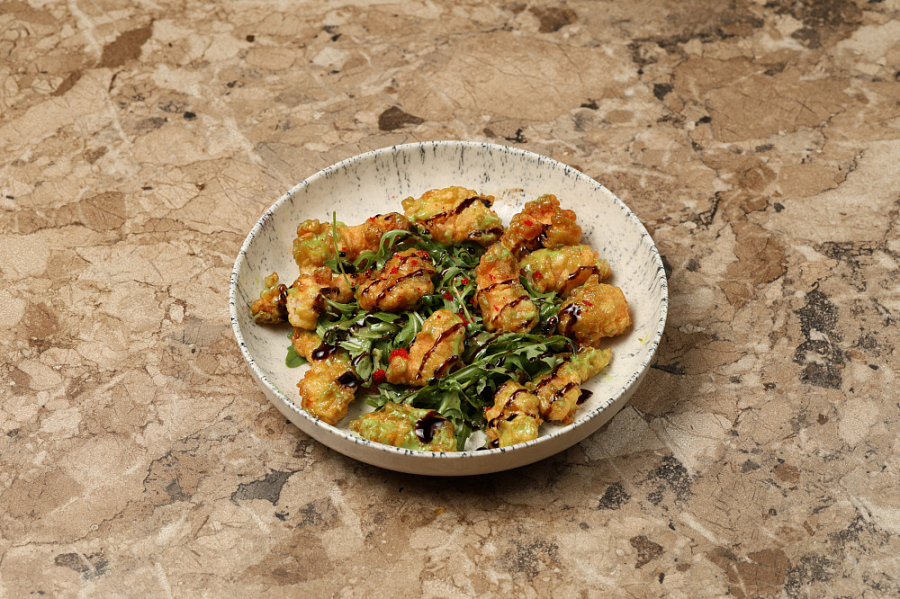 Креветки темпура с соусом васаби 